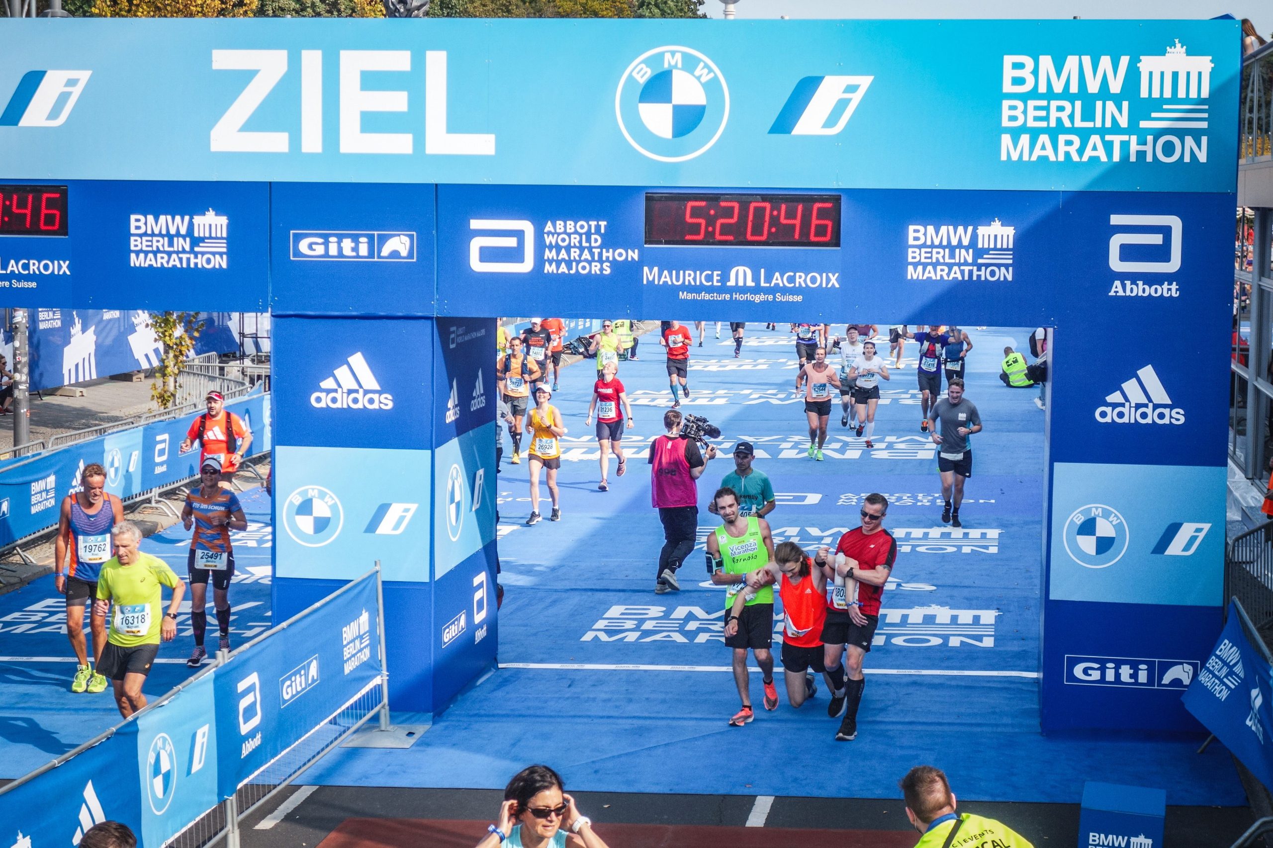 barnaba barcellona al traguardo della maratona di berlino