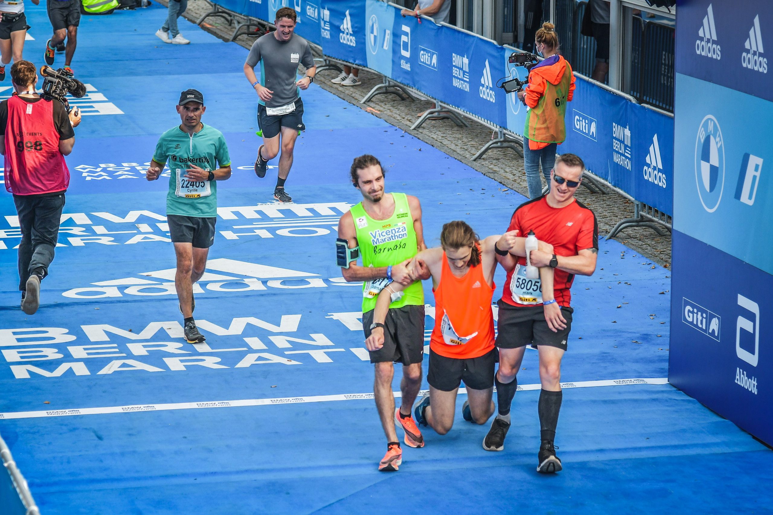 barnaba barcellona all'arrivo della maratona di berlino