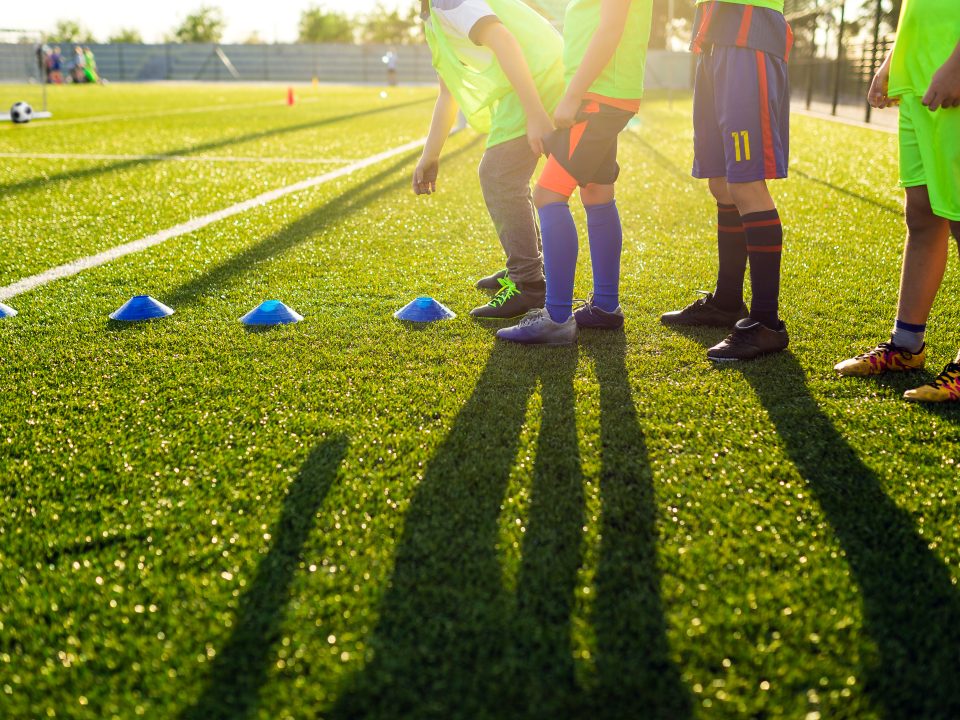 bambini che si allenano in un campo da calcio
