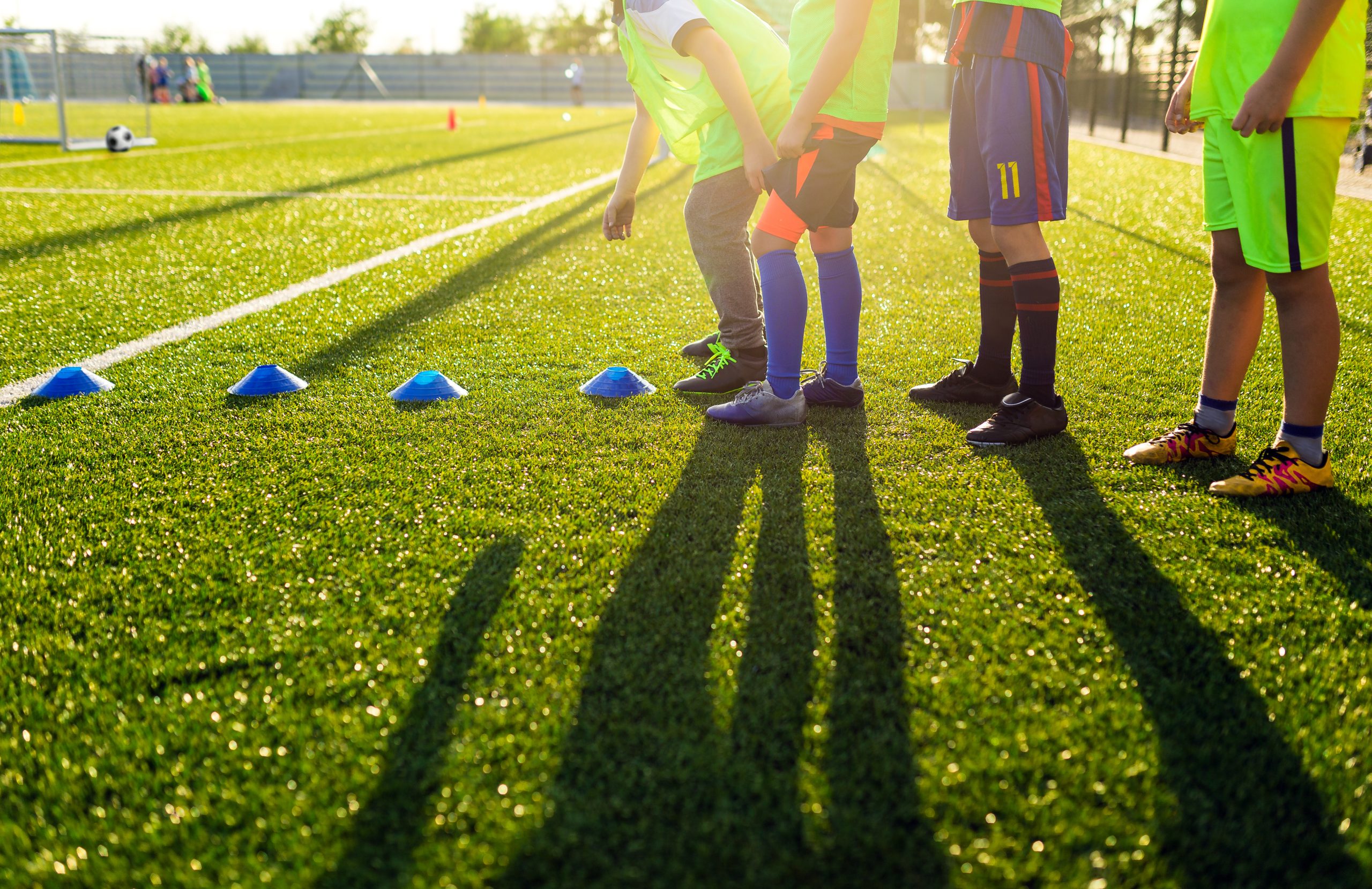 bambini che si allenano in un campo da calcio