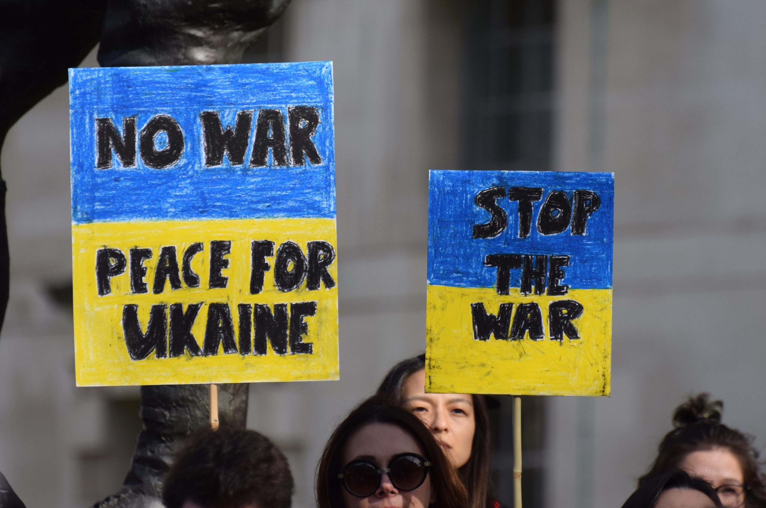 cartelli con scritto "no war, peace for ukraine, stop the war"