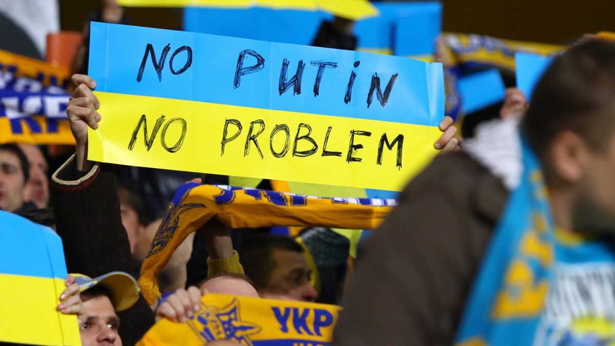 tifosi ucraini con cartello che dice no putin no problem