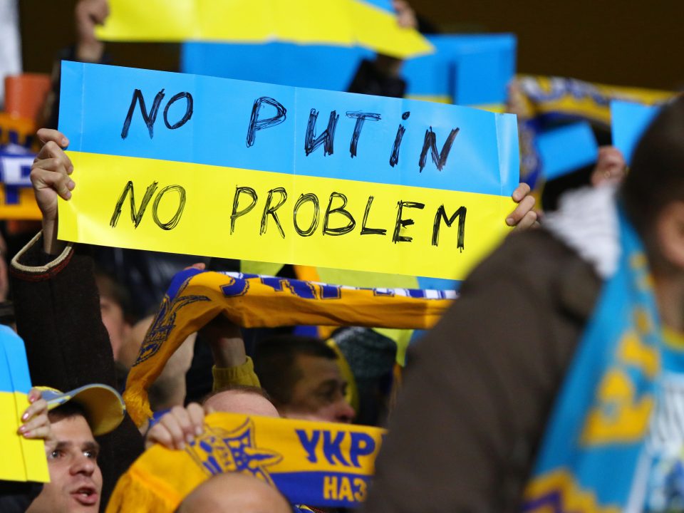tifosi ucraini con cartello che dice no putin no problem