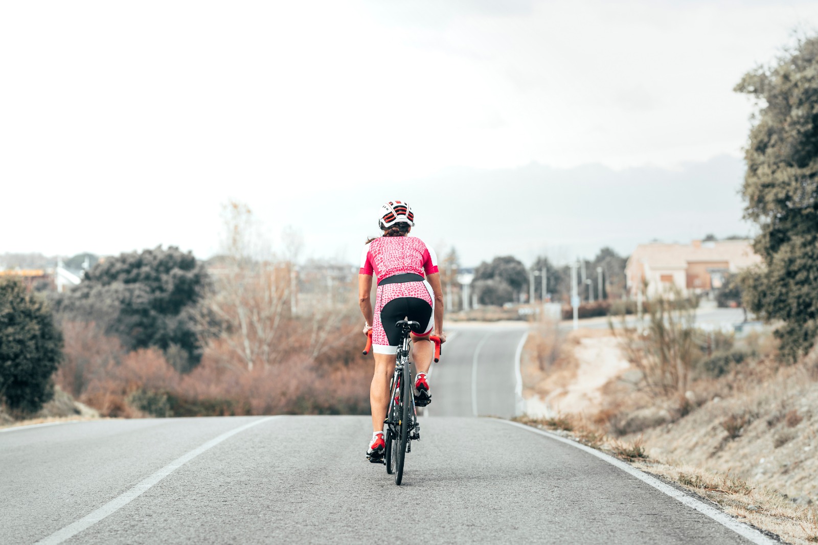 donna in bicicletta