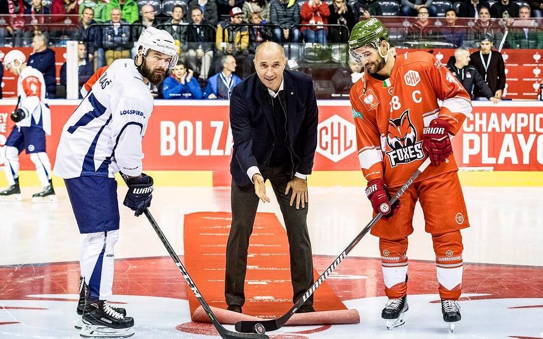 martin pavlu dà il via a una partita di hockey