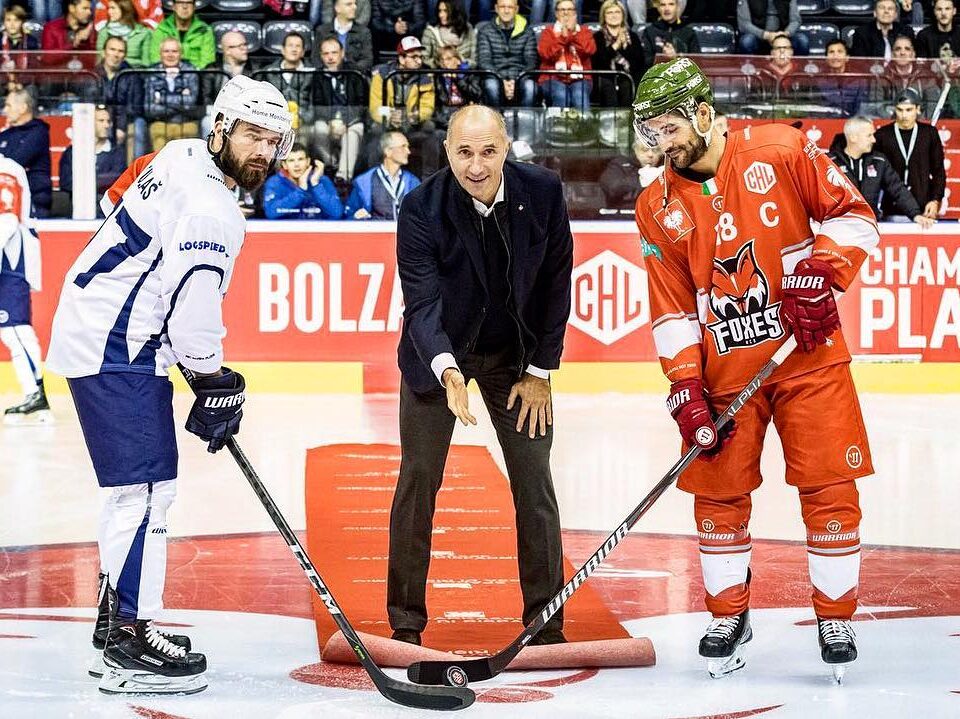 martin pavlu dà il via a una partita di hockey