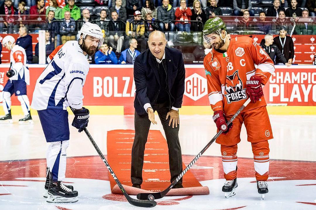 martin pavlu dà il via a una partita di hockey