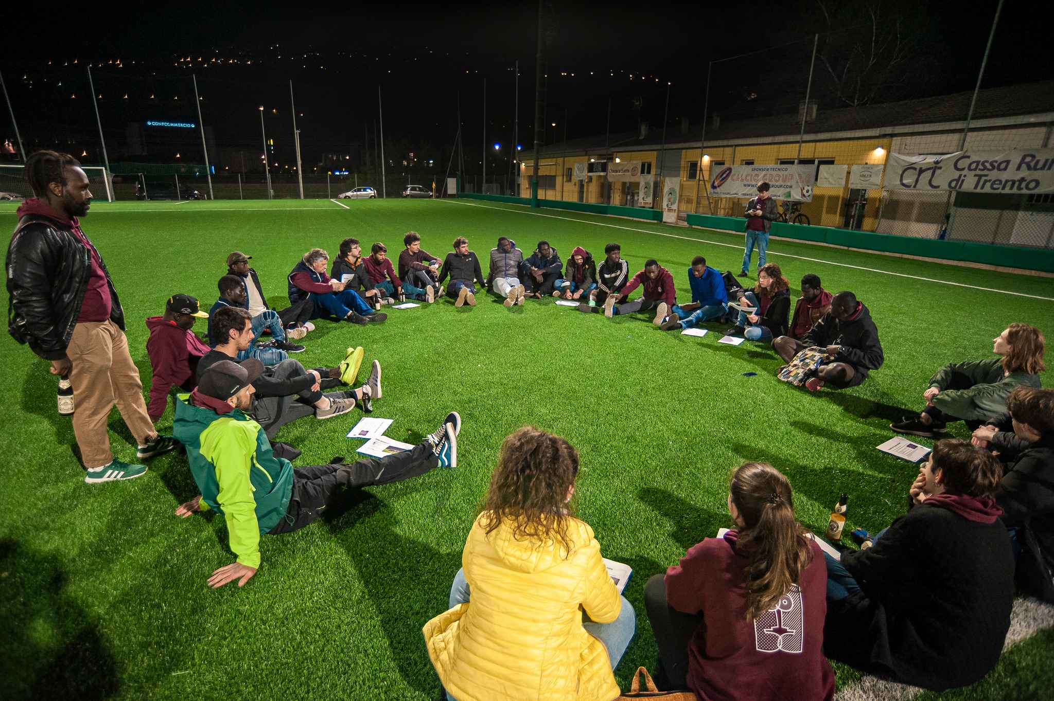 squadra intrecciante seduta sul campo