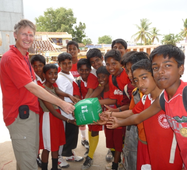 ragazzi giocano con il dado di sports4peace