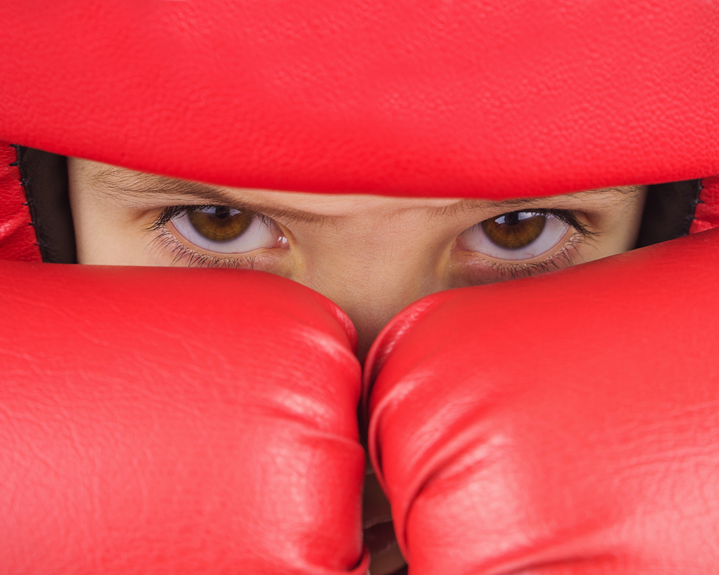 Bambino con guantoni da boxe (Shutterstock)