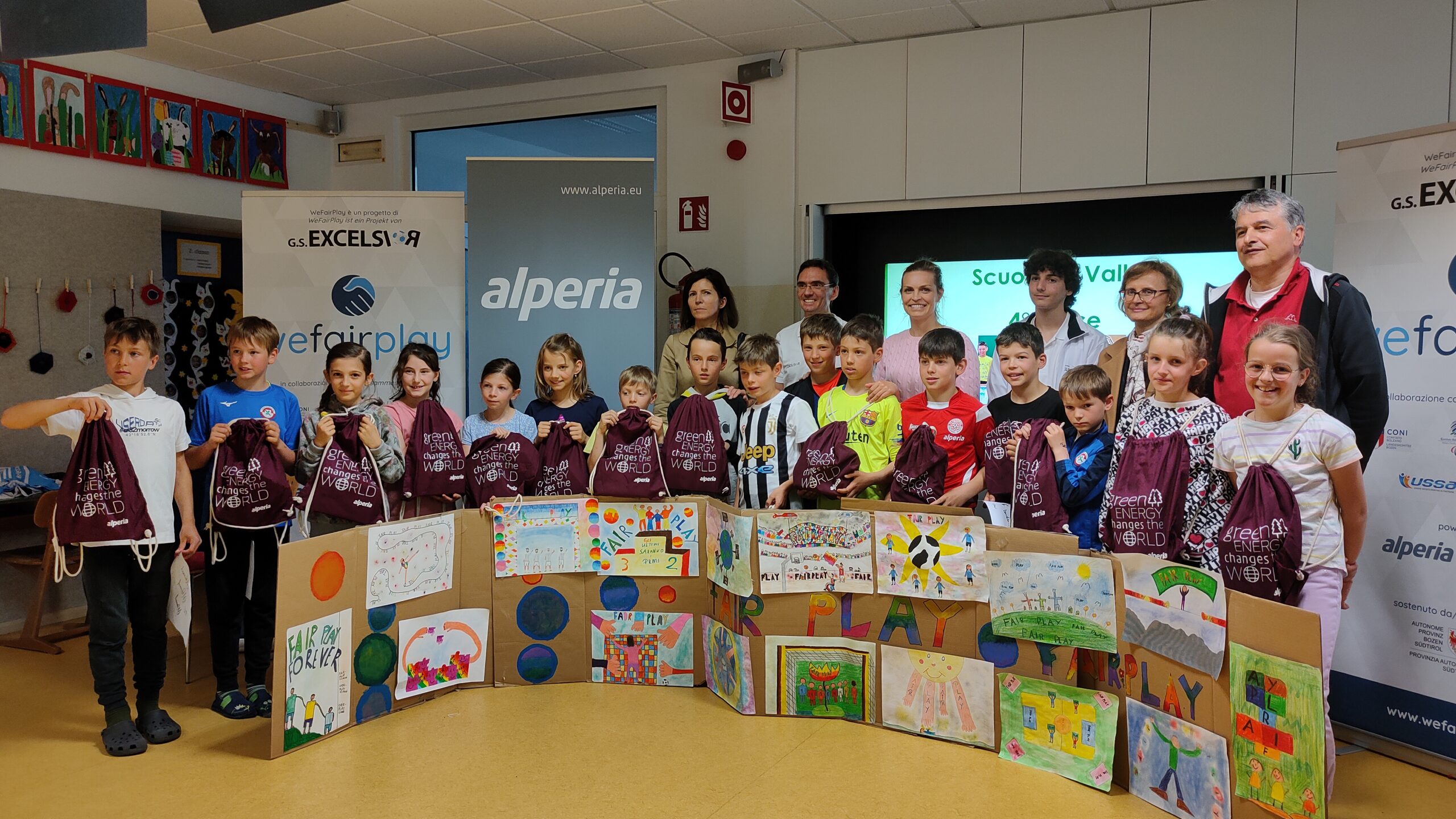 bambini della scuola elementare di la valle con excelsior, manuela moelgg e insegnanti